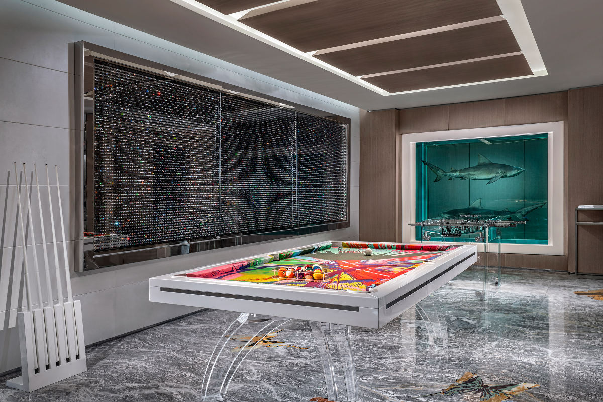 game room yang dihiasi karya money (2018) oleh damien hirst di sebelah kiri ruang / palms casino resort / dezeen